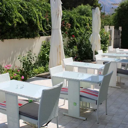 Selene Bed & Breakfast 4*